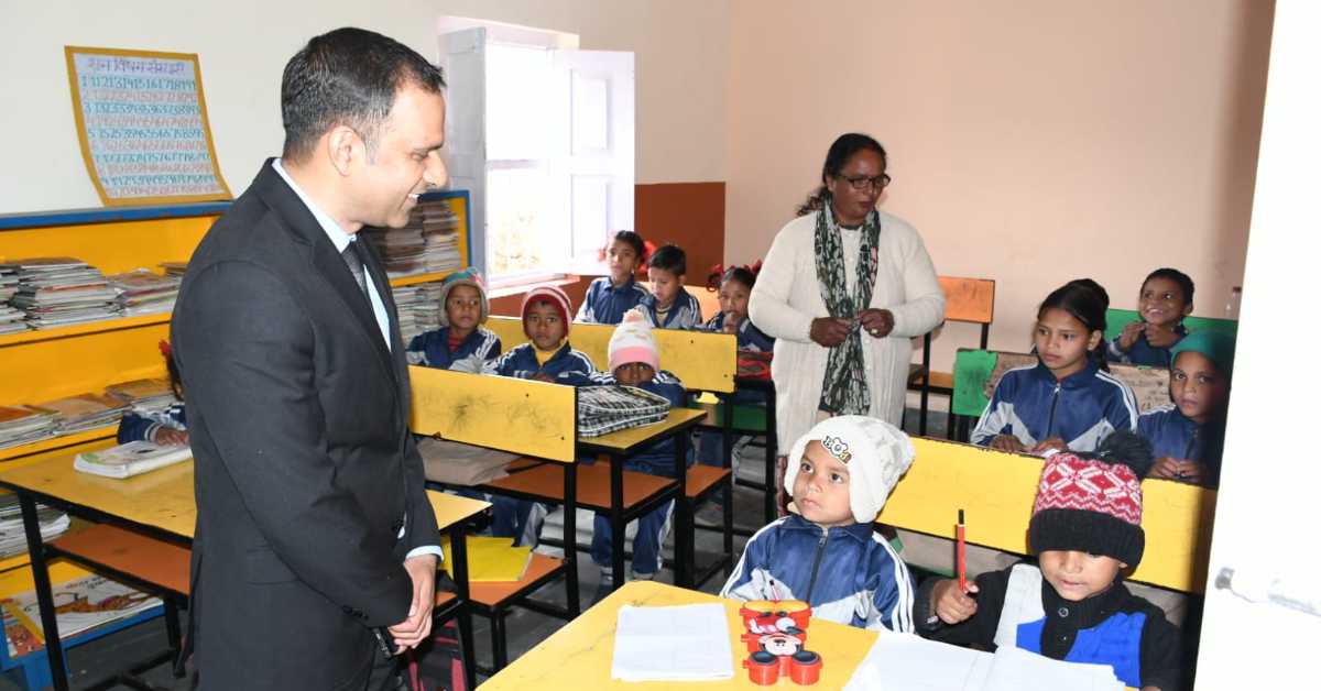 जिलाधिकारी आशीष भटगांई ने प्राथमिक विद्यालय नौघर व गढ़सेर का