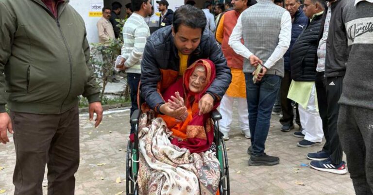 113 वर्षीय राम भजन माता ने वोट डालकर दिया मतदाता