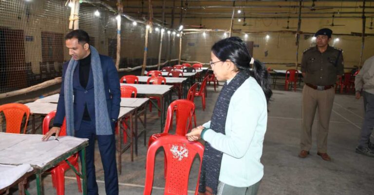 डीएम आशीष भटगांई ने बीडी पांडे डिग्री कालेज में स्ट्रांग