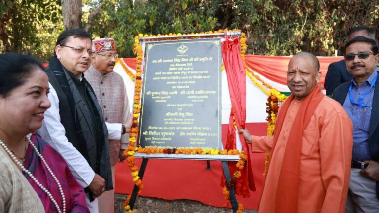 उत्तर प्रदेश के मुख्यमंत्री योगी आदित्यनाथ स्कूली बच्चों के साथ