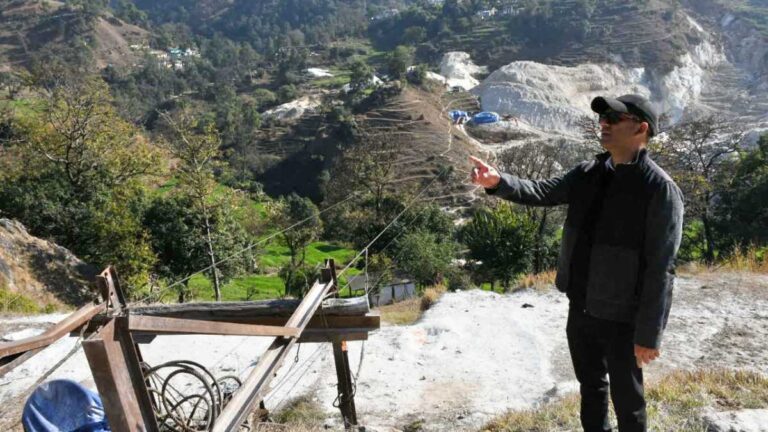 जिलाधिकारी आशीष भटगांई ने डूंगा पाटली, नायल खनन क्षेत्रों का