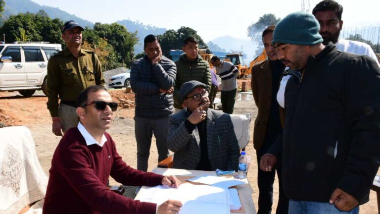 जिलाधिकारी आशीष भटगांई ने खोली में निर्माणाधीन क्रिटिकल केयर यूनिट