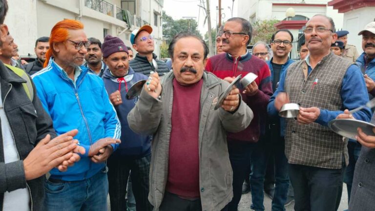 राज्य निगम कर्मचारी अधिकारी महासंघ के आह्वान पर विधायक निवास