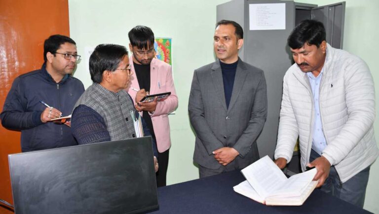 डीएम ने विकासखंड कार्यालय व तहसील का औचक निरीक्षण कर