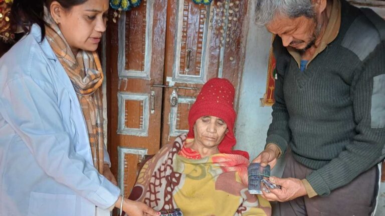 मुख्यमंत्री ने एम्स में भर्ती सारकोट की माहेश्वरी के उपचार