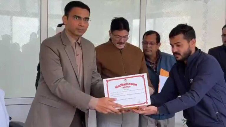 उत्कृष्ट कार्य करने वाले प्रशासनिक अधिकारी/कार्मिकों को डीएम ने किया