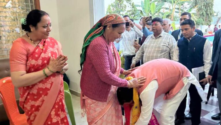 मुख्यमंत्री धामी ने खटीमा स्थित आवास में स्थानीय लोगों के
