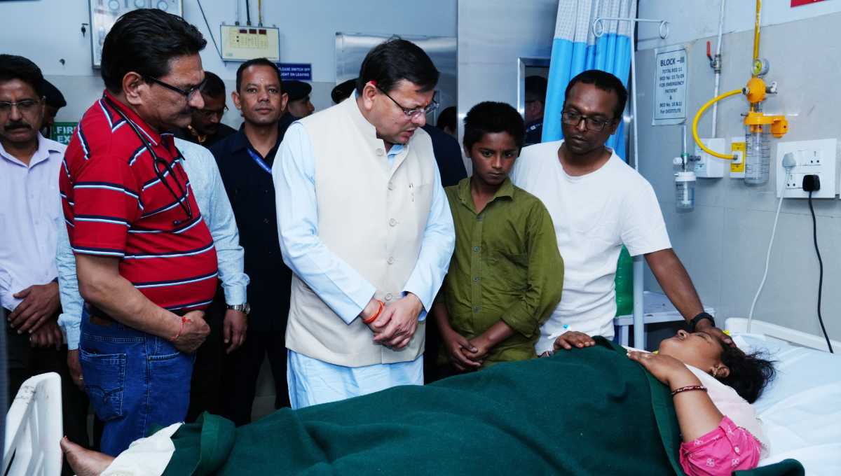 मुख्यमंत्री धामी ने कोरोनेशन अस्पताल पहुंचकर फूड प्वाइजनिंग से बीमार
