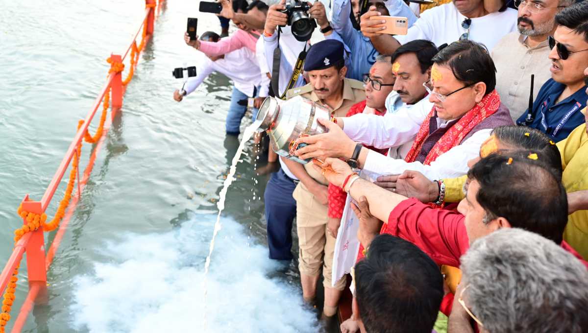 मुख्यमंत्री ने लक्ष्मीनारायण घाट रुड़की में किया मां गंगा आरती