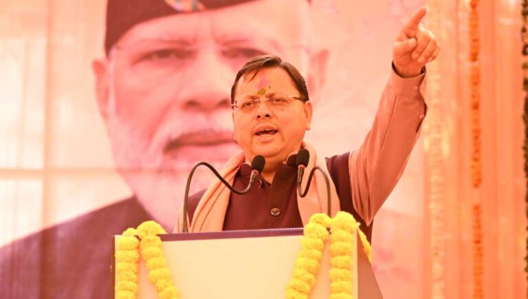मुख्यमंत्री ने किया रोड शो में प्रतिभाग, लोगों ने फूल