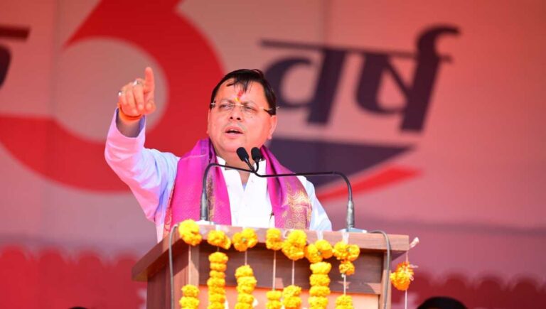 मुख्यमंत्री का भव्य रोड शो में जनप्रतिनिधियों, जनता ने फूल