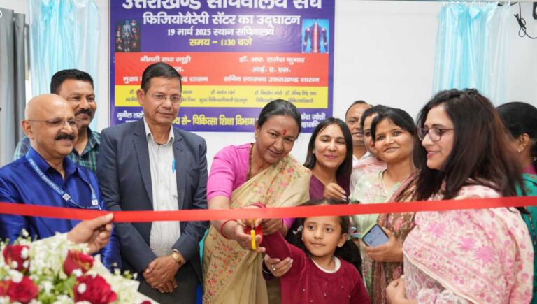 मुख्य सचिव श्रीमती राधा रतूड़ी ने उत्तराखण्ड सचिवालय में फिजियोथैरेपी
