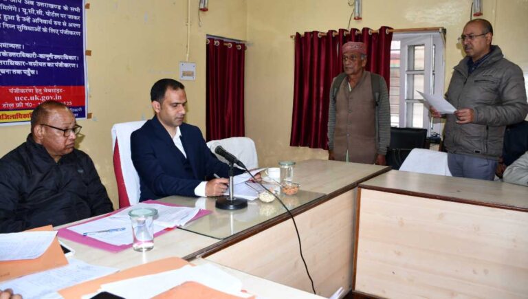 जनता दरबार में डीएम आशीष भटगांई ने सुनी जनता की