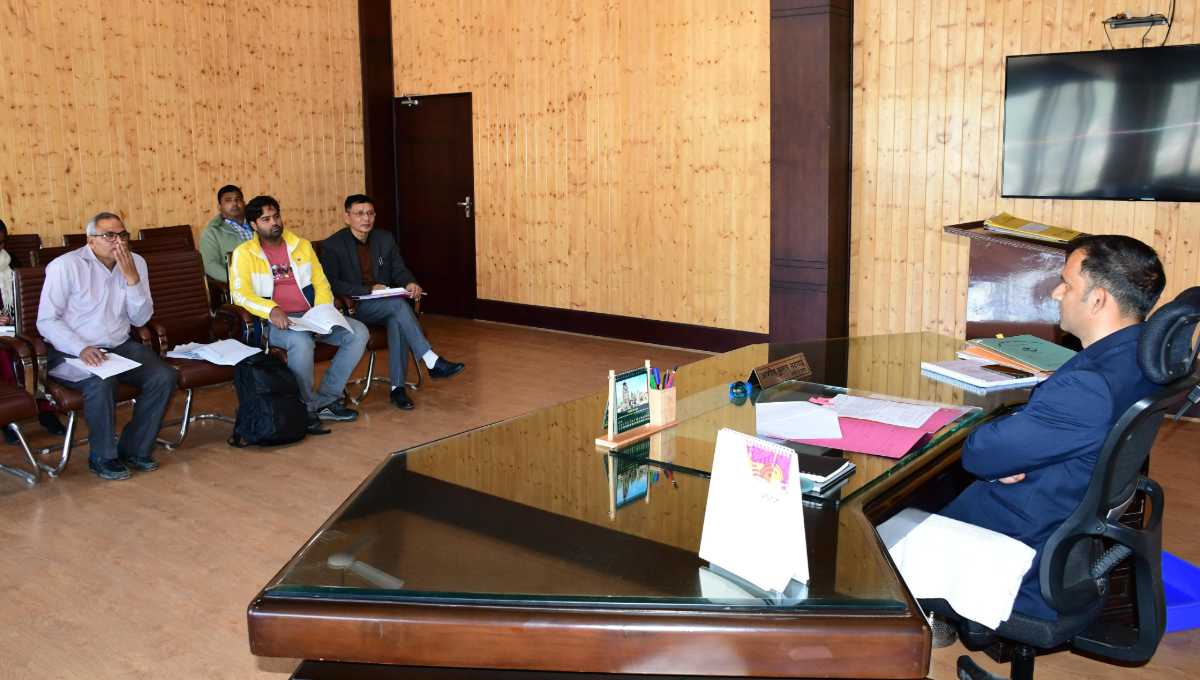 टनकपुर-बागेश्वर रेल लाइन परियोजना को लेकर डीएम आशीष भटगांई ने