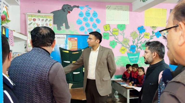 डीएम ने मौके पर ही 3 नवीन कक्षा कक्ष निर्माण,