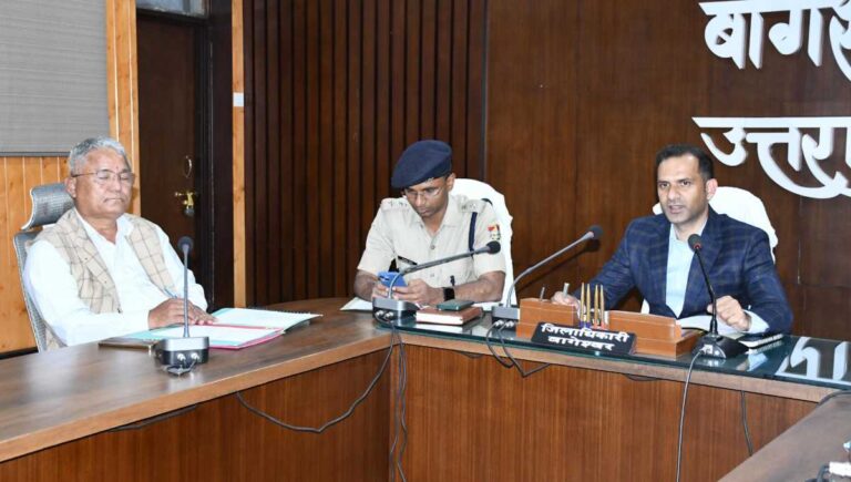 डीएम आशीष भटगांई ने की मादक पदार्थों की निगरानी के