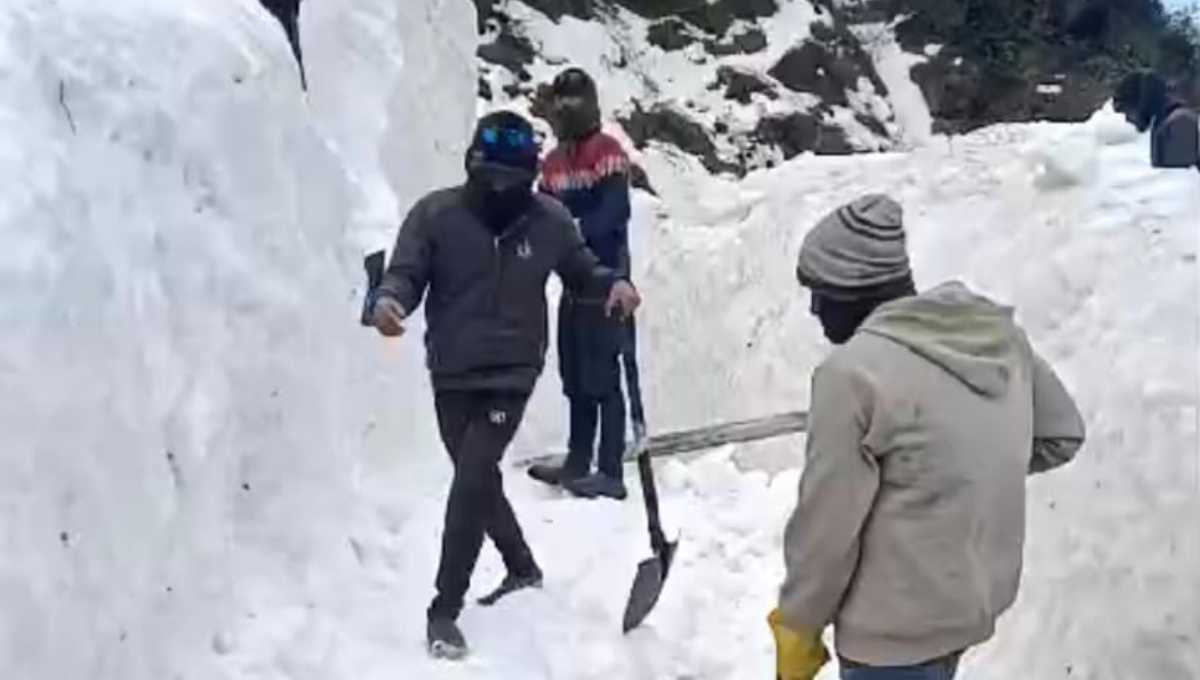 केदारनाथ यात्रा मार्ग से बर्फ हटाने का कार्य तेज़, 270
