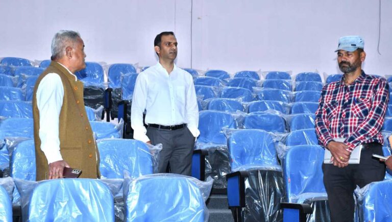जिलाधिकारी ने विकास भवन समीप स्थित ऑडिटोरियम का किया निरीक्षण,
