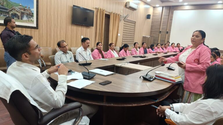 स्वास्थ्य के अग्रणी अमले संग डीएम ने किया धैर्ययुक्त संवादः