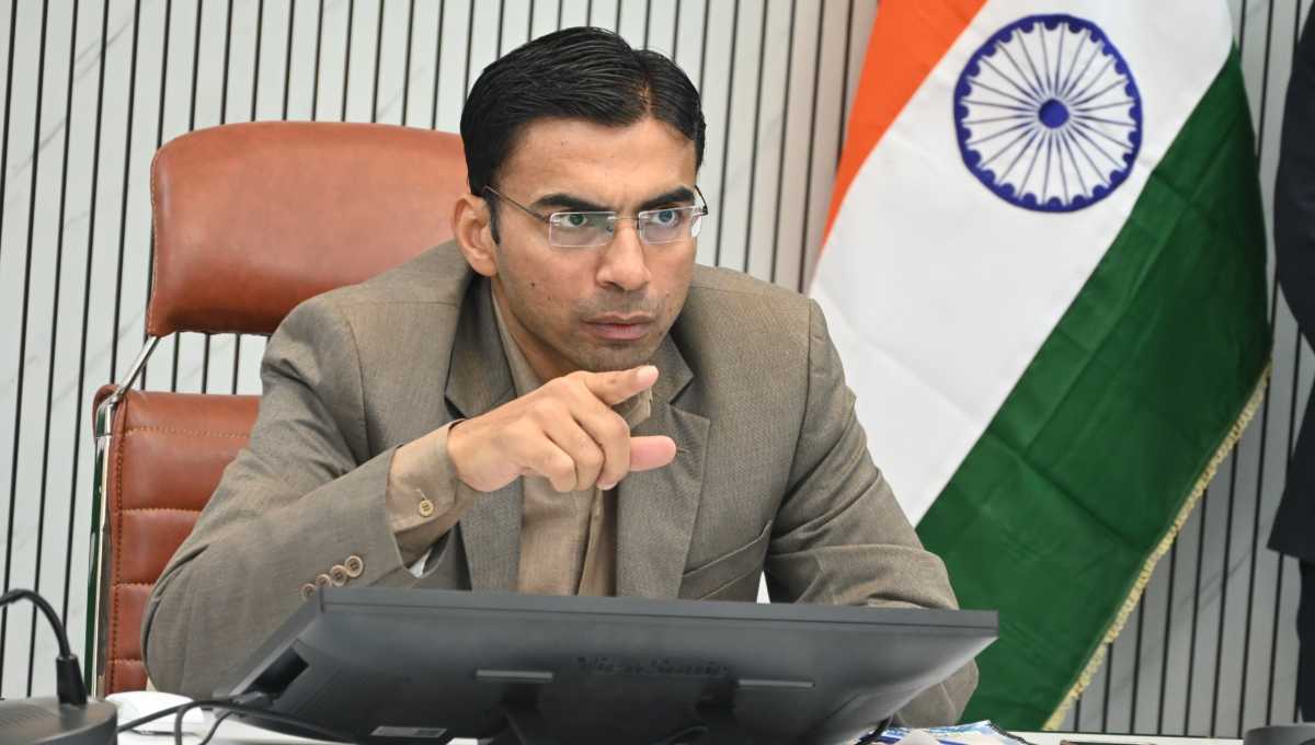 जनसुरक्षा दाव पर रख रोड़ कटिंग; सुरक्षा मानकों की अनदेखी