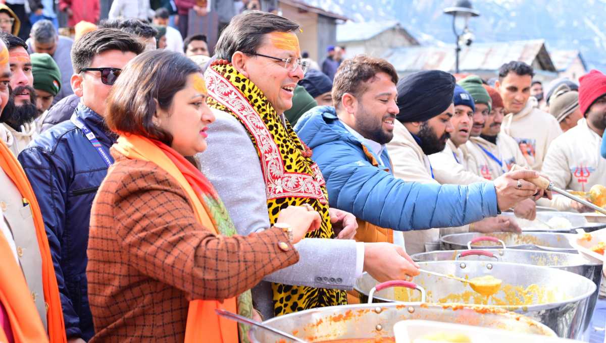 केदारनाथ में मुख्य सेवक भंडारा में मुख्यमंत्री ने श्रद्धालुओं को