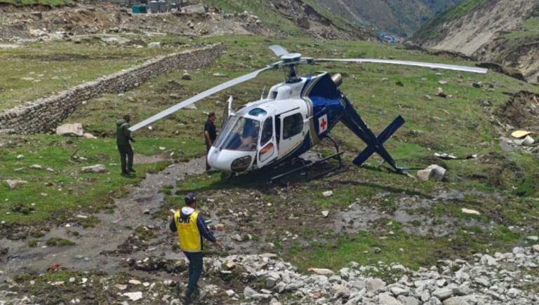 केदारनाथ में एयर एंबुलेंस की आपातकाल लैंडिंग, ऐसे बची चिकित्सकों