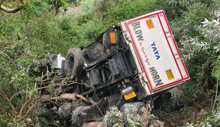 सड़क की दीवार बैठने के कारण 50 मीटर खाई में