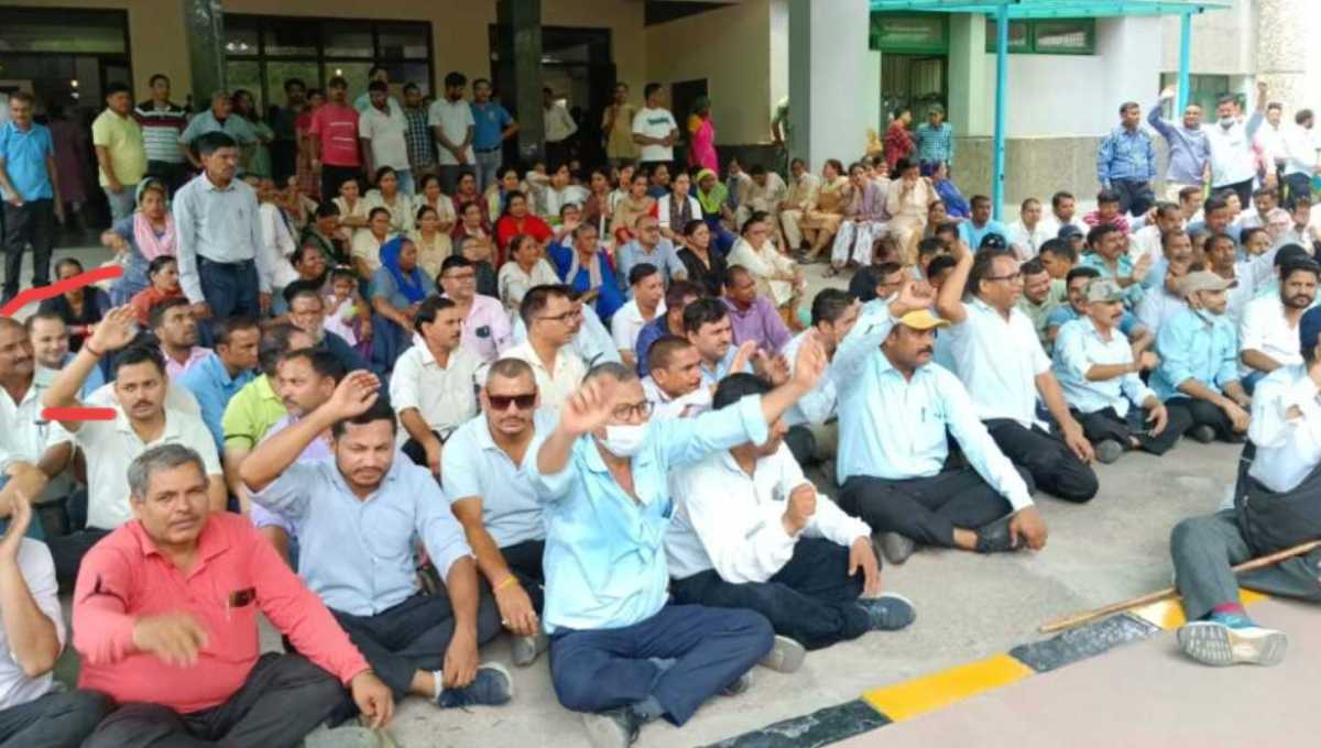तीन माह से वेतन न मिलने से गुस्साए उपनल कर्मियों