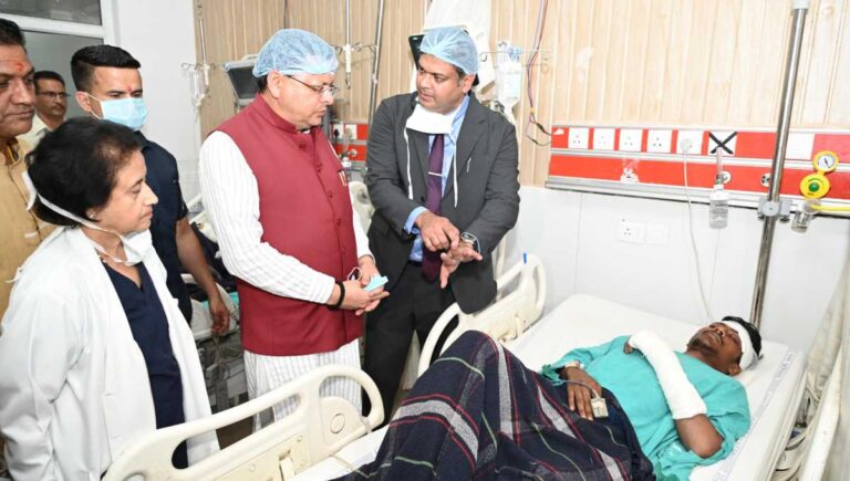 सीएम धामी पहुंचे एम्स ऋषिकेश, रुद्रप्रयाग बस दुर्घटना में घायल