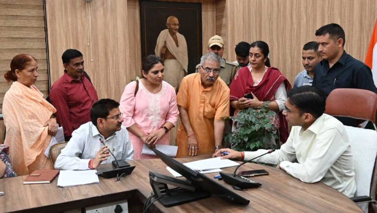 डीएम के जन दर्शन पर बढता जन का विश्वास; समाधान,