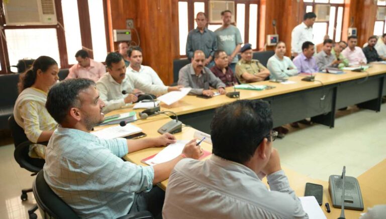 विभिन्न विभागों से संबंधित 17 शिकायत दर्ज, 09 शिकायतों का