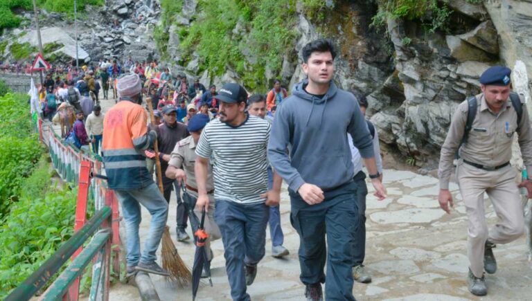 कार्यभार ग्रहण करते ही नवनियुक्त जिलाधिकारी प्रतीक जैन ने पैदल