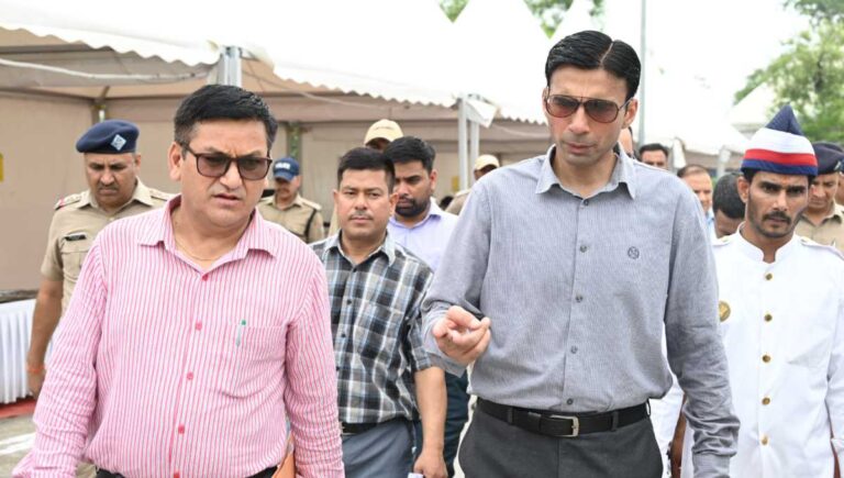 डीएम का ऋषिकेश में चारधाम यात्रा व्यवस्था का निरीक्षण