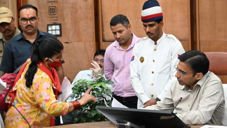 डीएम का जन दर्शन हिट; एक ही छत के नीचे