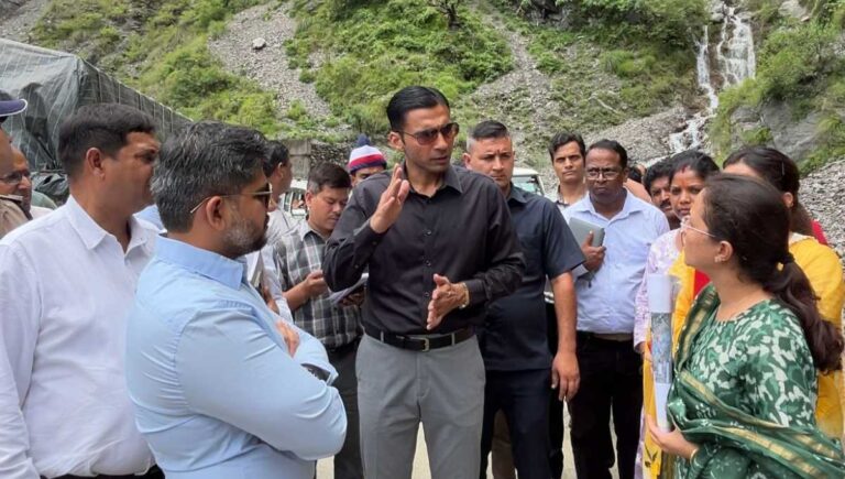 डीएम पंहुचे पाटा गांव, ग्राम पंचायत बमराड़ के पाटा गांव