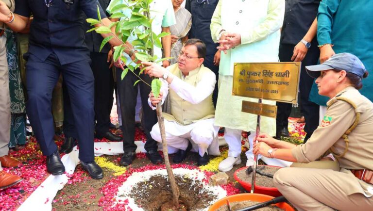 हरेला पर्व पर राज्यव्यापी पौधारोपण कार्यक्रम में मुख्यमंत्री ने रोपा