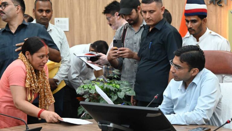 डीएम ने पकड़ा भीषण खेल, एक ही व्यक्ति ने गुमराह