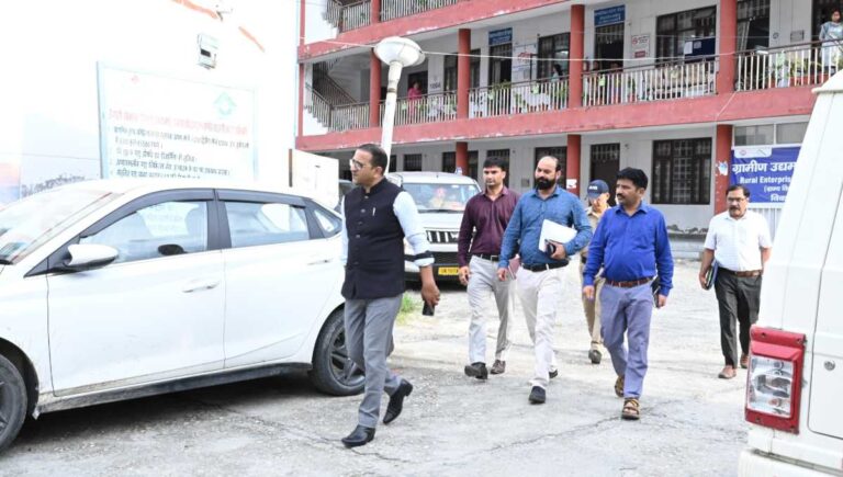 जिलाधिकारी प्रशांत आर्य ने विकास भवन का औचक निरीक्षण कर
