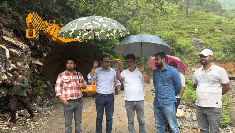 जिलाधिकारी ने यमुनोत्री हाइवे पर ओजारी और स्यानचट्टी क्षेत्रों का