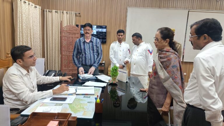 बड़ी संख्या में अपनी छोटी-छोटी समस्या लेकर डीएम तक पंहुच