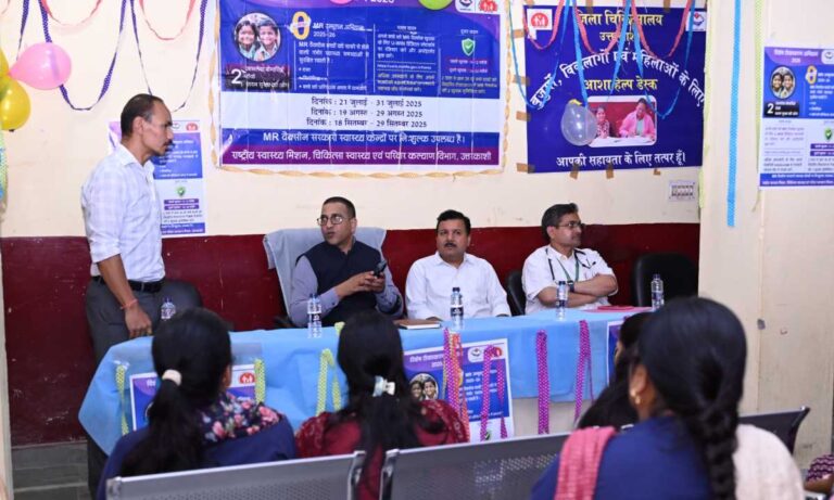 जिलाधिकारी ने जिला महिला चिकित्सालय से किया विशेष टीकाकरण अभियान