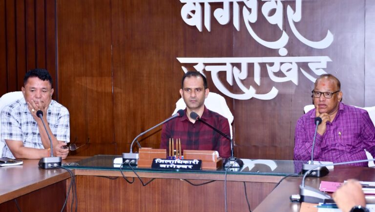बागेश्वर: जिलाधिकारी ने सीएम हेल्पलाइन शिकायतों के त्वरित निस्तारण के