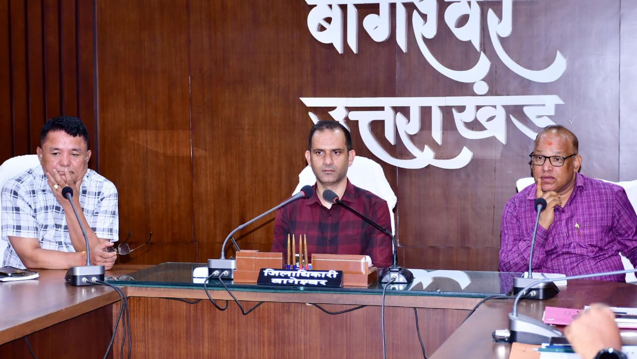 बागेश्वर: जिलाधिकारी ने सीएम हेल्पलाइन शिकायतों के त्वरित निस्तारण के