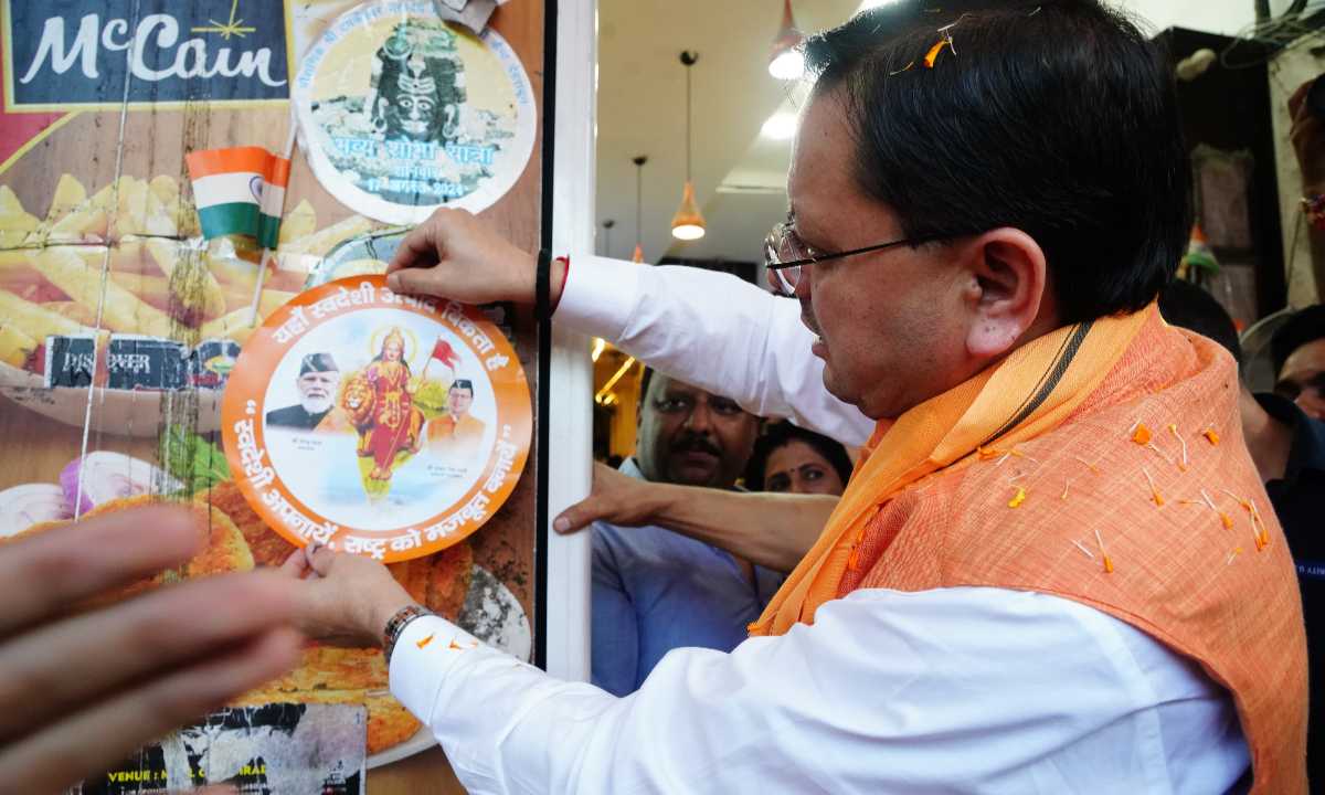 सीएम धामी ने पलटन बाजार देहरादून में आयोजित ‘स्वदेशी अपनाओ,