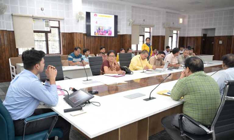 स्वास्थ्य व्यवस्थाओं को सुधारने के लिए जिलाधिकारी ने दिए आवश्यक