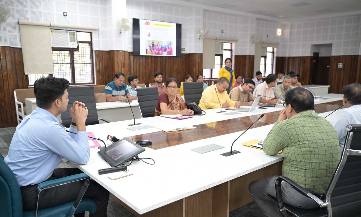 स्वास्थ्य व्यवस्थाओं को सुधारने के लिए जिलाधिकारी ने दिए आवश्यक