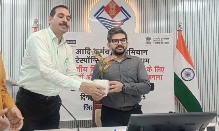 सीडीओ ने ‘‘आदि कर्मयोगी मिशन’’ के प्रतीक चिन्ह का किया