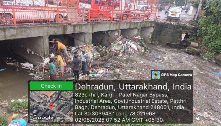 बरसात में नदी-नालों में जमा कचरा, निगम ने चलाया सफाई