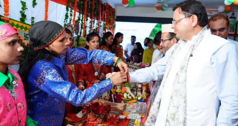 मुख्यमंत्री धामी को विभिन्न महिला स्वयं सहायता समूहों से जुड़ी