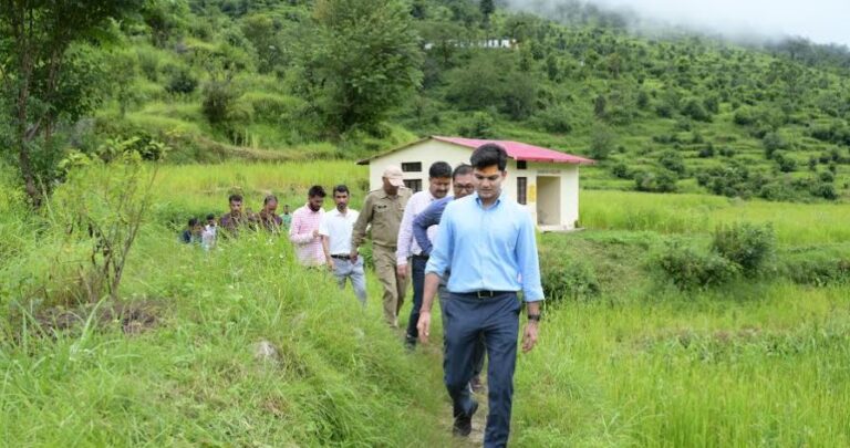ग्राउंड जीरो पर जिलाधिकारी प्रतीक जैन, मक्कुमठ पहुंचकर सुनी ग्रामीणों